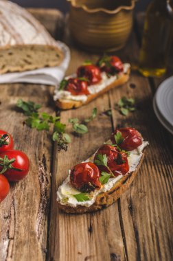 Ev yapımı hamur mayası ekmek kavrulmuş domates ile