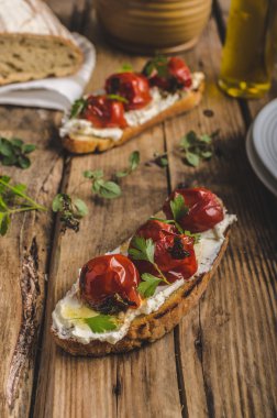 Ev yapımı hamur mayası ekmek kavrulmuş domates ile