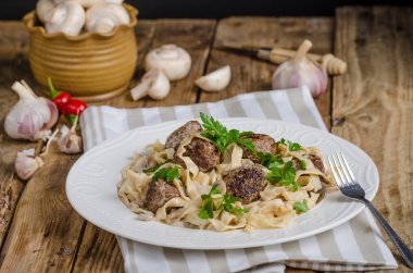Ev yapımı tagliatelle mantarlı köfte