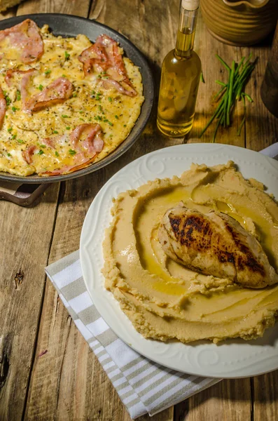 Homos od čočky s kuřecí steak — Stock fotografie