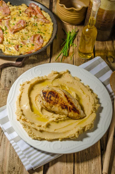 Hummus from lenses with chicken steak — Stock Photo, Image