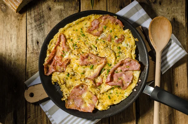 Rustikální omeleta s slavná pražská šunka — Stock fotografie