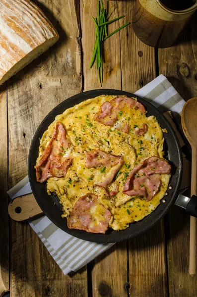 Rustikální omeleta s slavná pražská šunka — Stock fotografie