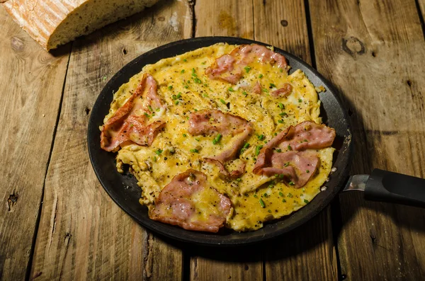 Rustieke omelet met beroemde Praagse ham — Stockfoto