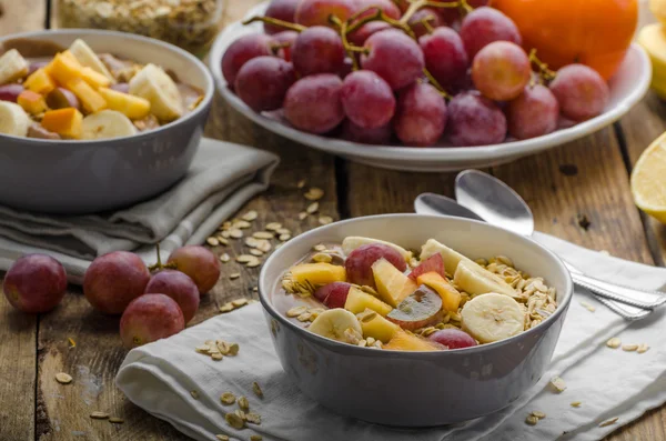 Zelfgemaakte muesli met fruit en chocolade — Stockfoto