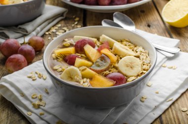 Meyve ve çikolata ile ev yapımı granola