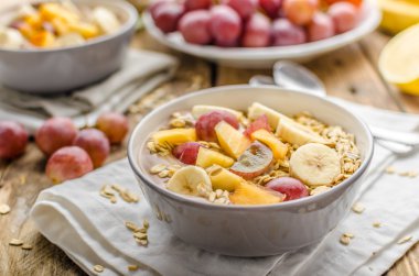 Meyve ve çikolata ile ev yapımı granola