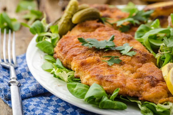 Wiener Schnitzel, pyszny sznycel — Zdjęcie stockowe