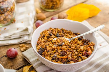 Kahvaltı için pişmiş granola