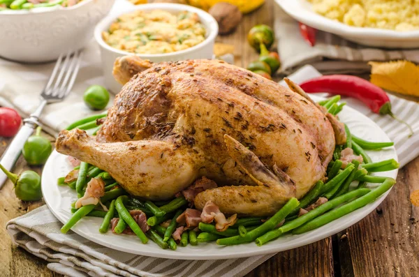 Schlemmen - gebackenes Hühnchen gefüllt — Stockfoto