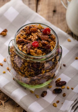 Ev-pişmiş granola fındık, bal ve meyve parçaları ile