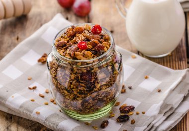 Ev-pişmiş granola fındık, bal ve meyve parçaları ile