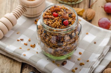 Çikolatalı puding ve pişmiş granola