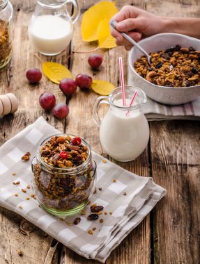 Ev-pişmiş granola fındık, bal ve meyve parçaları ile