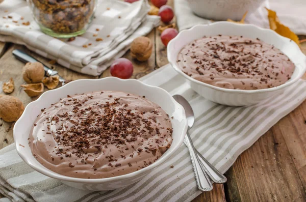 Chocolade pudding en gebakken muesli — Stockfoto