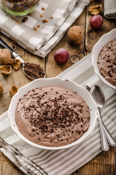 Schokoladenpudding und gebackenes Müsli — Stockfoto