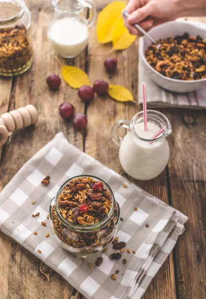 Домашня запечена гранола з горіхами, медом та фруктами — стокове фото