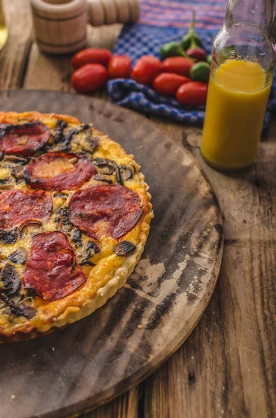 Delicioso quiche con chorizo, nueces y queso picante — Foto de Stock