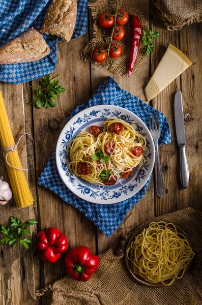 Pastas italianas sobre tabla de madera — Foto de Stock