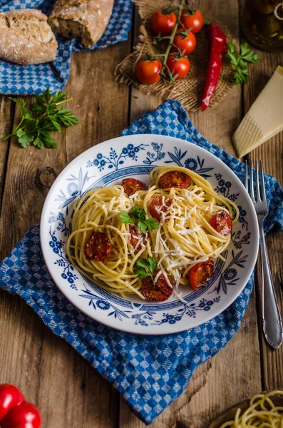 Pasta italiana su tavola di legno — Foto Stock