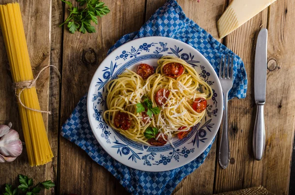Pasta italiana su tavola di legno — Foto Stock