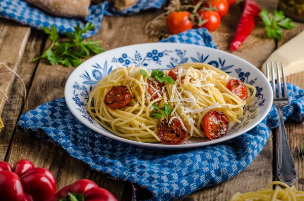 Italiaanse pasta op houten bord — Stockfoto