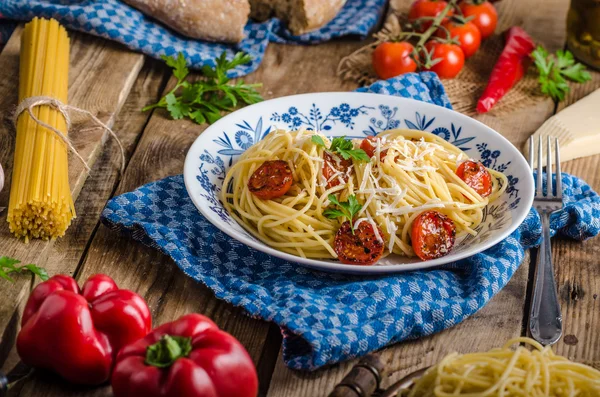 Pastas italianas sobre tabla de madera — Foto de Stock