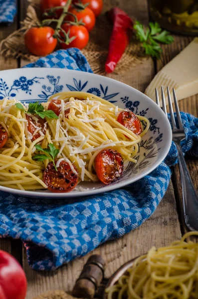 Italské těstoviny na dřevěné desce — Stock fotografie