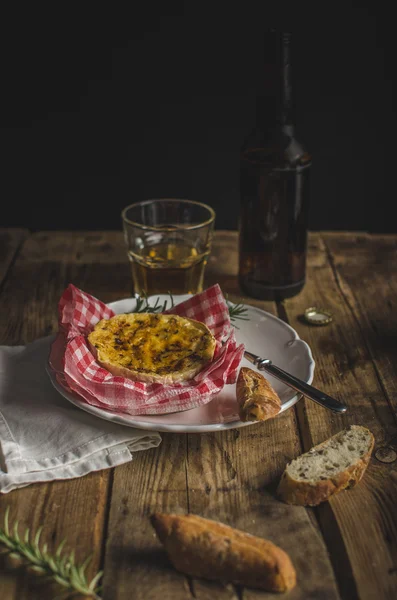 Grillad camembert med öl — Stockfoto