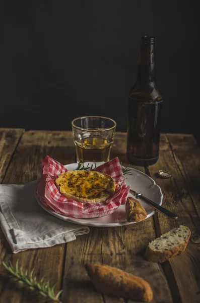 Grillad camembert med öl — Stockfoto