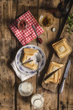 Reçel ve bira ile eski bohem tost