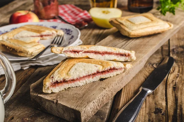 Vecchio pane tostato boemo con marmellata e birra — Foto Stock