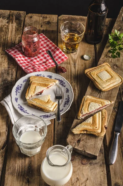 Oude Boheemse toast met jam en bier — Stockfoto