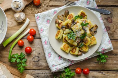 Çıtır çıtır kızarmış gnocchi