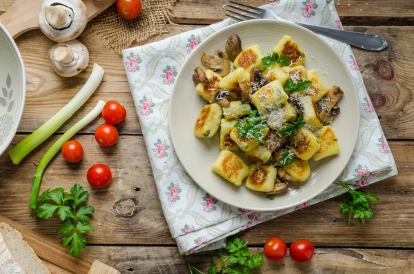 Knaprigt stekt gnocchi — Stockfoto