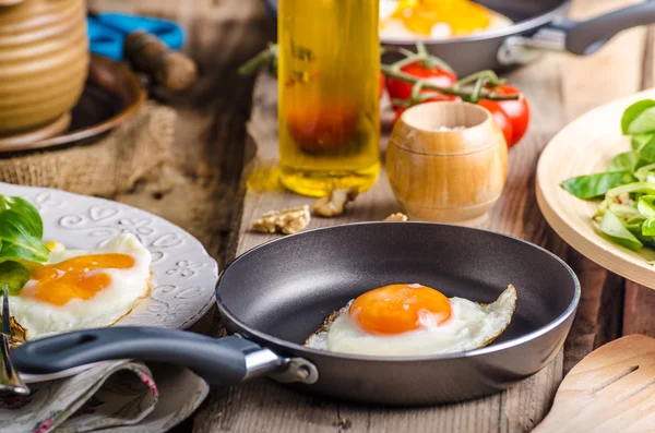 Jajka smażone z sałatka i orzechów — Zdjęcie stockowe
