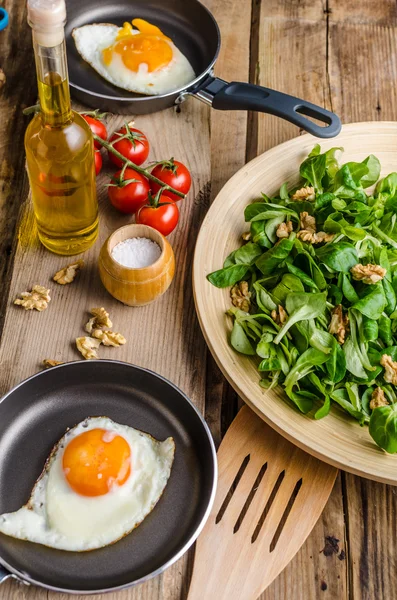 Gebakken eieren met salade en noten — Stockfoto