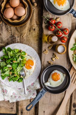 Kızarmış yumurta salatası ve fındık ile