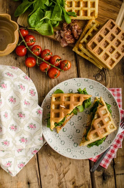 Delicioso sanduíche de waffles — Fotografia de Stock