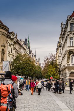 Prag, güneşli bir gün, acele sokak