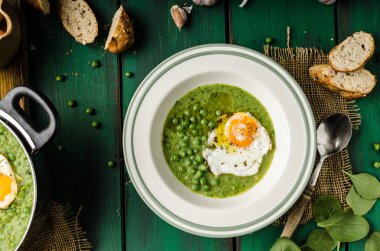 Genç bezelye çorbası