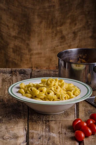 Köstliche hausgemachte Tortellini — Stockfoto