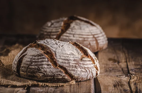 Zelfgemaakt zuurdesembrood — Stockfoto