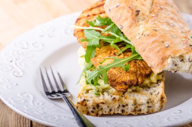 Salat ile tavuk biftek