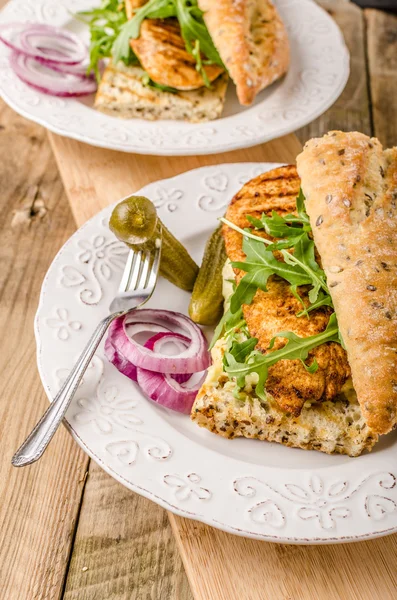 Hühnersteak mit Salat — Stockfoto