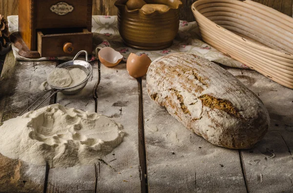 Domácí rustikální chléb pečený v troubě — Stock fotografie