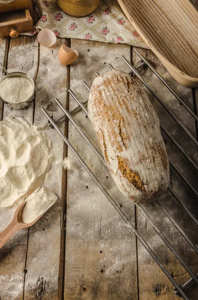 Домашний деревенский хлеб, запеченный в духовке — стоковое фото
