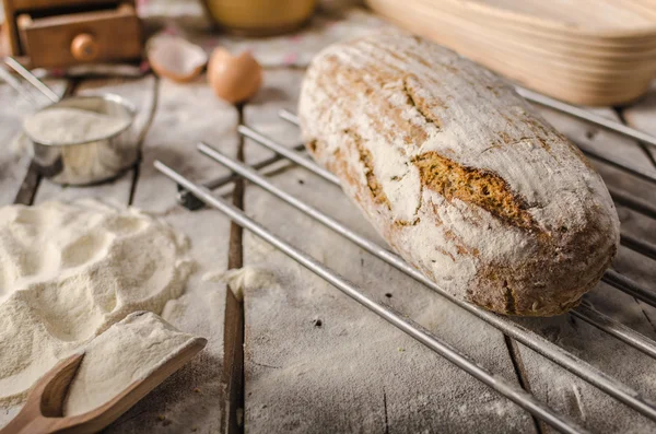 Rustieke zelfgebakken brood, gebakken in de oven — Stockfoto