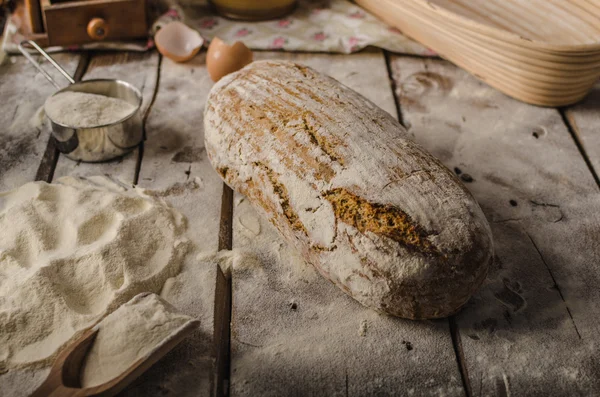 Rustieke zelfgebakken brood, gebakken in de oven — Stockfoto