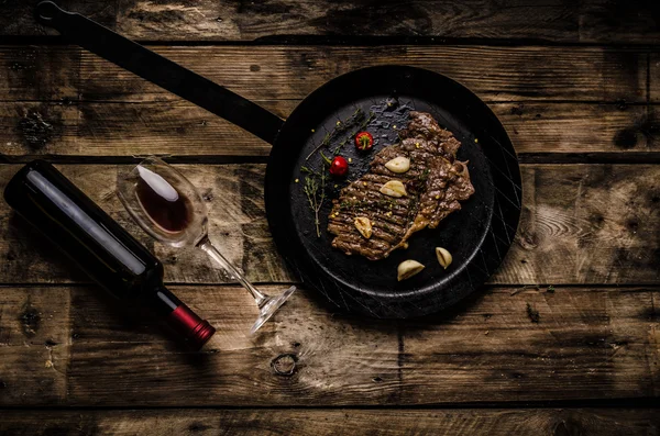 Rib Eye Steak mit Wein — Stockfoto